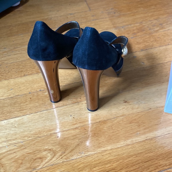 Great condition worn once suede with rose gold heal with about a 5 inch heal - Picture 2 of 6